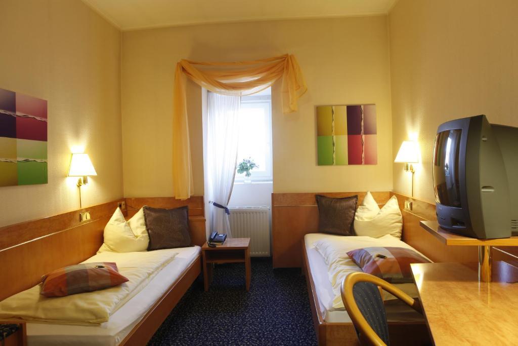 Hotel Villa Brenner Grünstadt Quarto foto